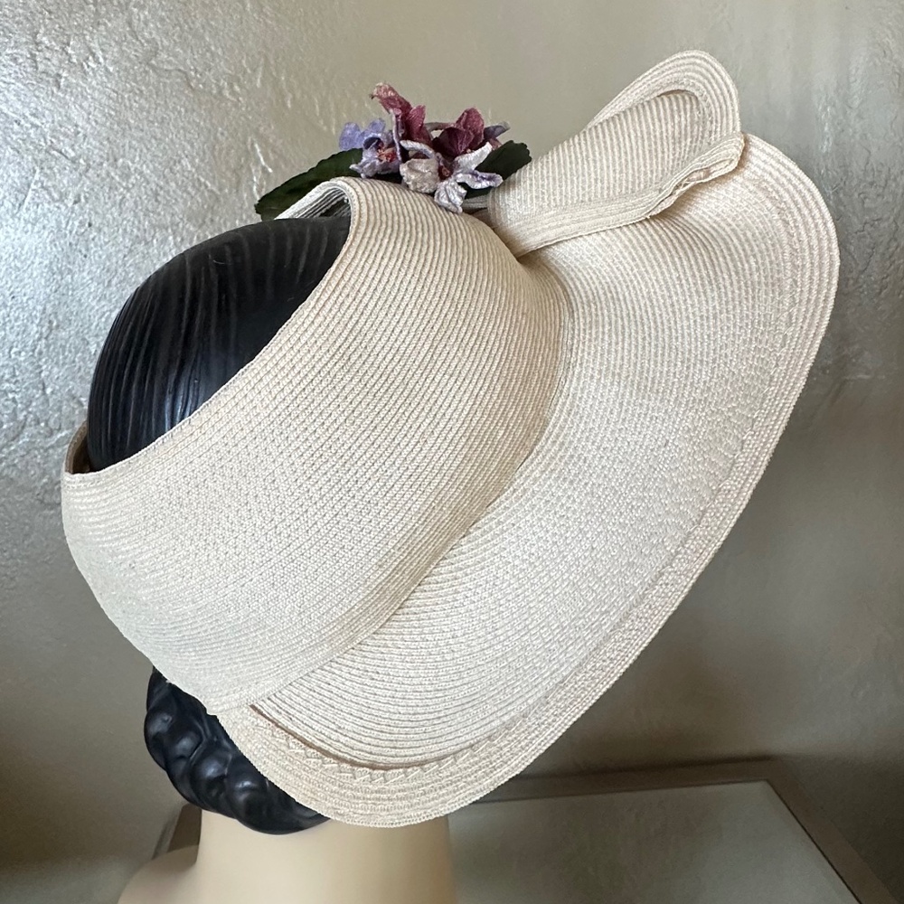 GRACEFUL 1940s' IVORY STRAW OPEN CROWN HAT WITH FOLDED BRIM & FABRIC FLOWERS - Picture 7 of 12